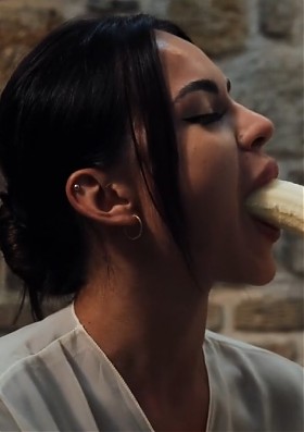 Богатая замужняя девушка соблазняет своего дворецкого и трахается с ним