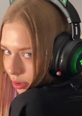 Мой парень застукал меня за просмотром порно (где я делаю минет) и трахнул