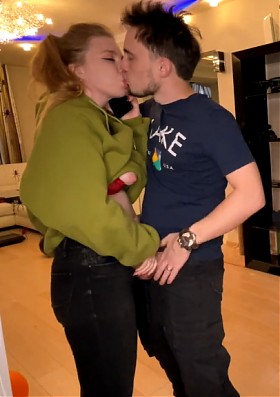 В одной руке держит мобильник и разговаривает с мужем, а в другой руке держит член его друга