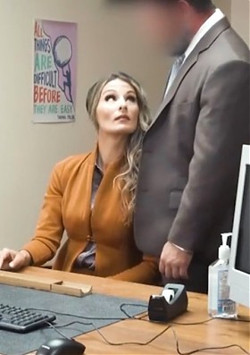 Директор извращенец шантажирует замужнюю женщину и настаивает на сексе, а не то...